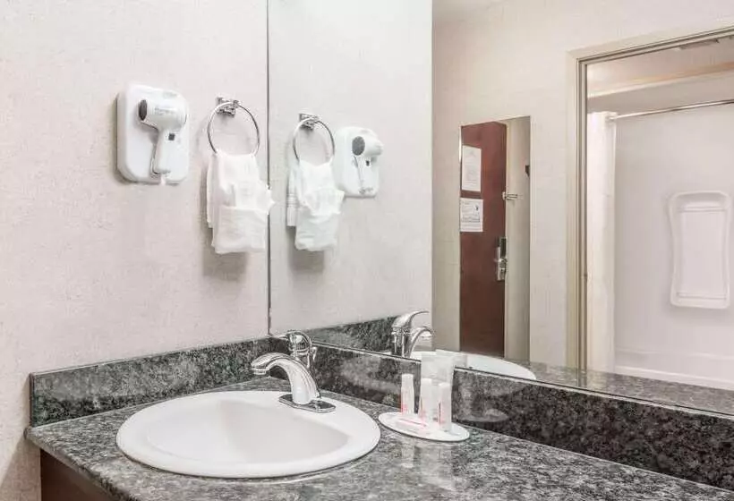 Отель Park Hill Inn & Suites