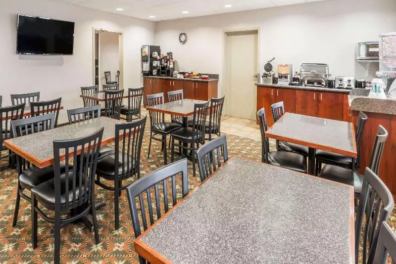 Отель Park Hill Inn & Suites