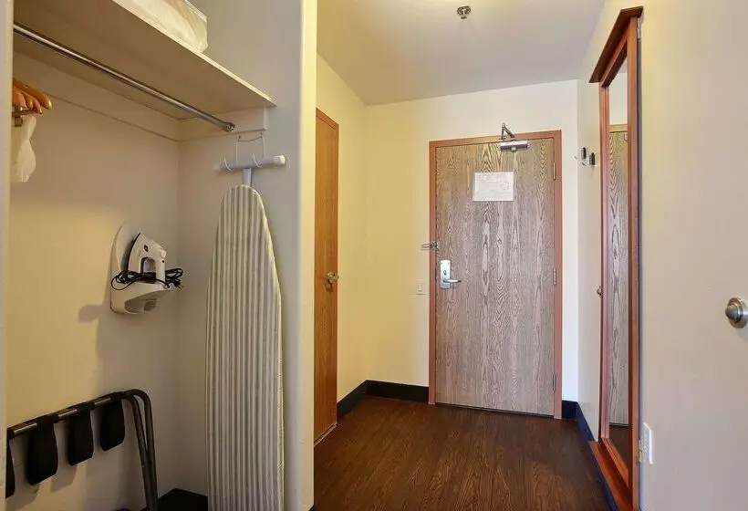 فندق Super 8 By Wyndham Troisrivieres