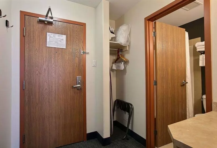 فندق Super 8 By Wyndham Troisrivieres