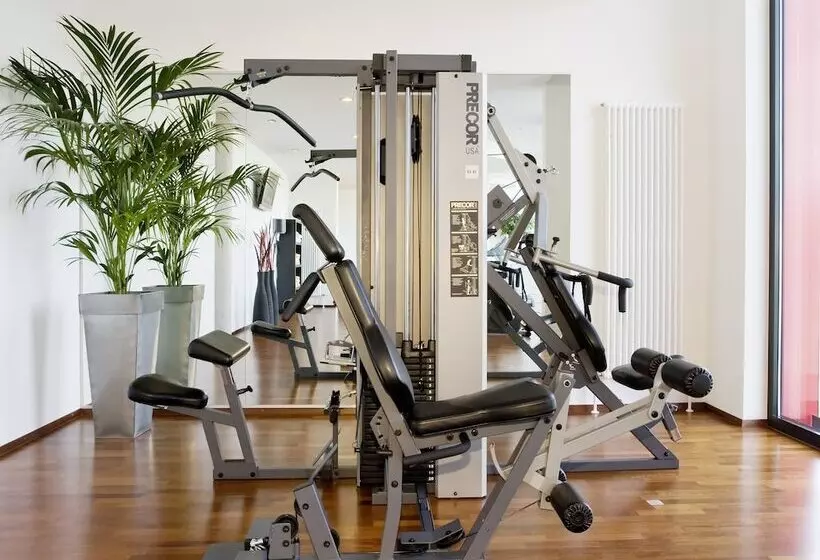 Отель Hilton Garden Inn Stuttgart Neckarpark