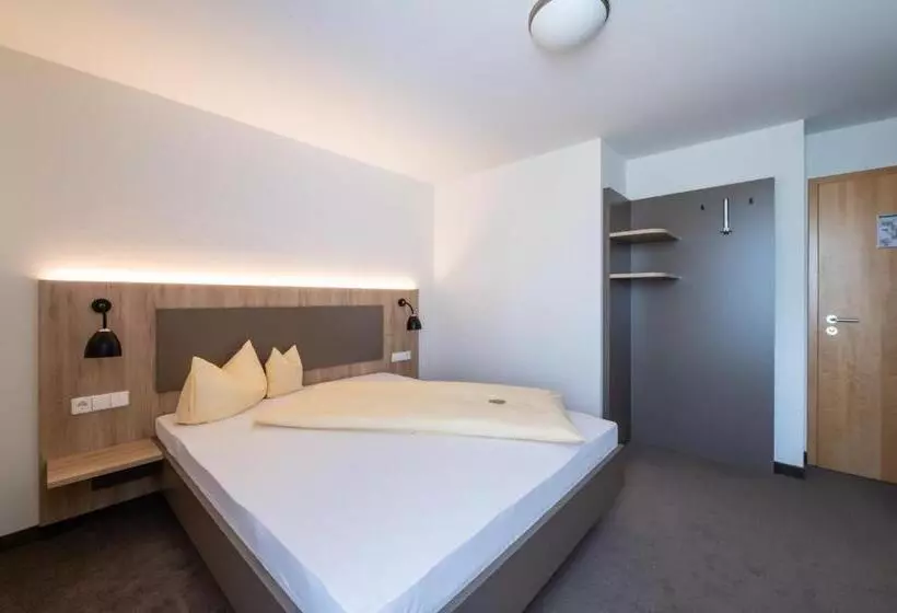 هتل Landschloss Korntal