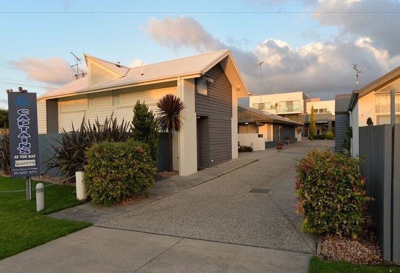 Отель Captain S At The Bay