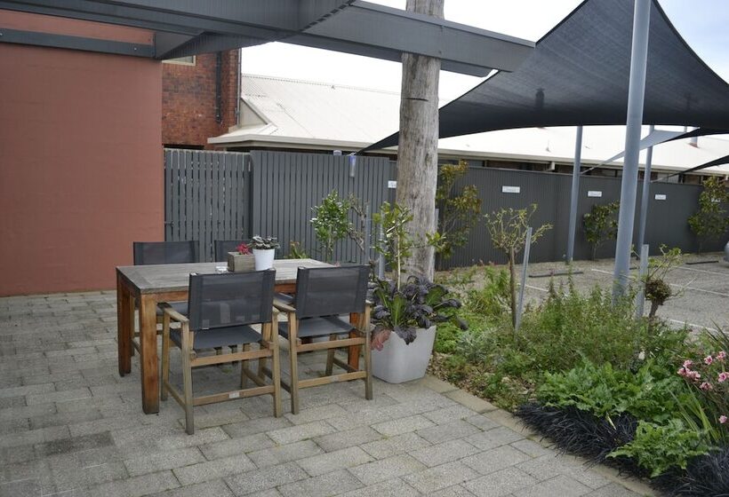 Отель Captain S At The Bay