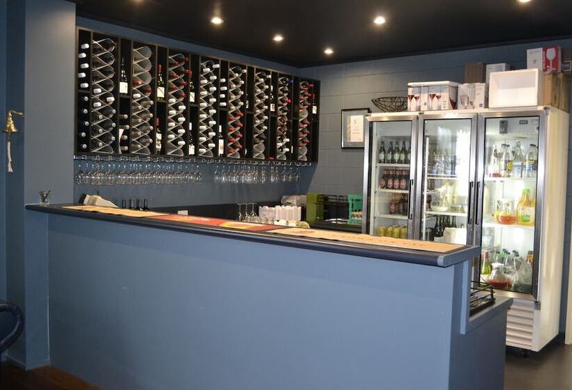 Отель Captain S At The Bay