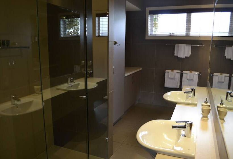 Отель Captain S At The Bay