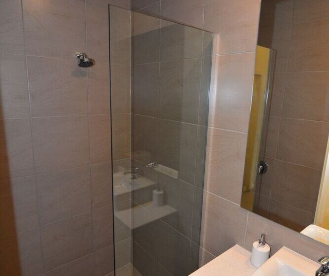 Отель Captain S At The Bay