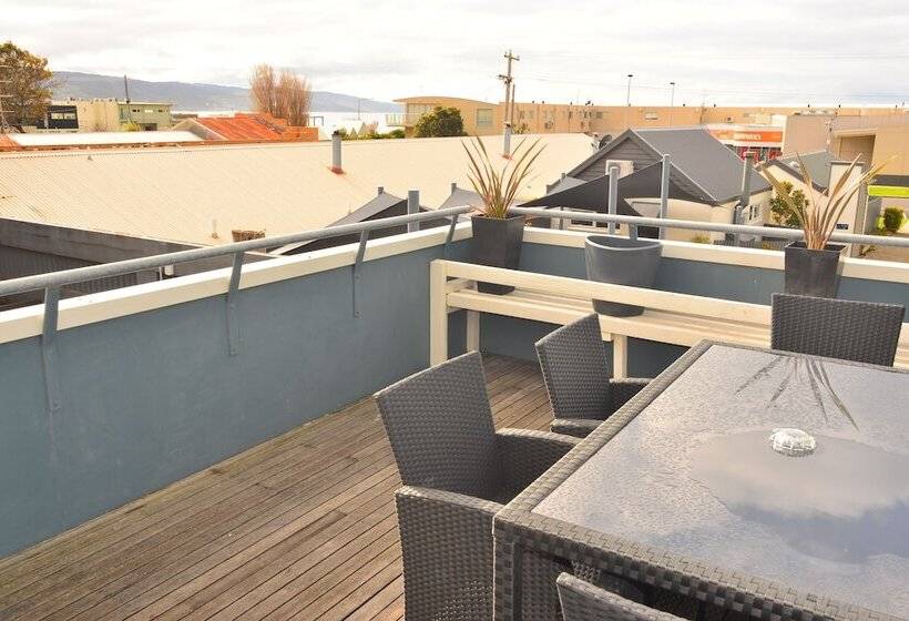 Отель Captain S At The Bay