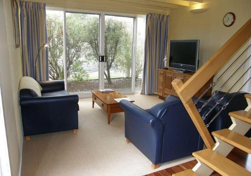 Отель Captain S At The Bay