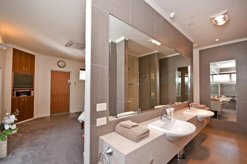 Отель Captain S At The Bay