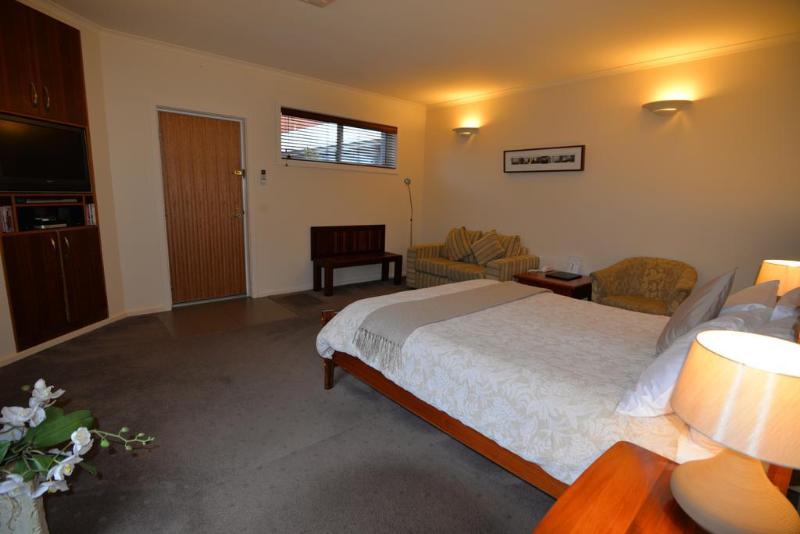 Отель Captain S At The Bay