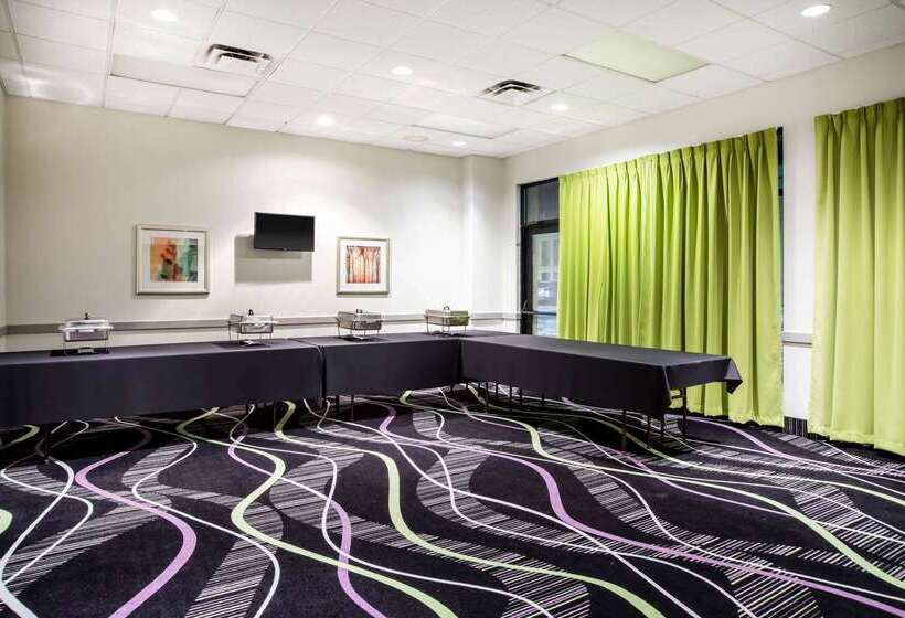 فندق La Quinta Inn By Wyndham Davenport & Conference Center