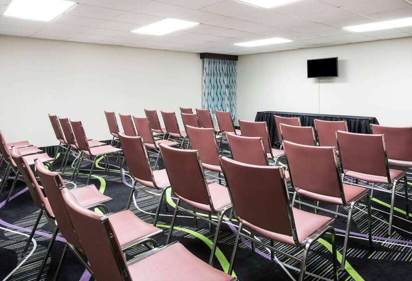 فندق La Quinta Inn By Wyndham Davenport & Conference Center