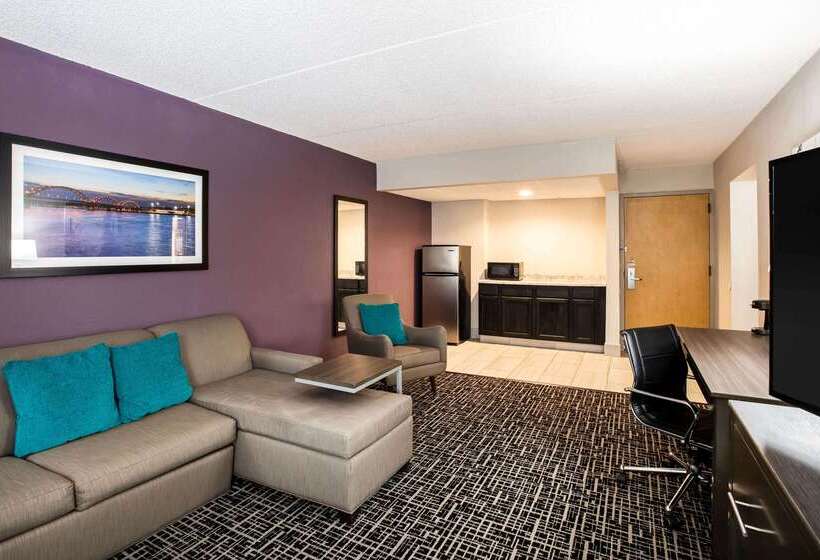 فندق La Quinta Inn By Wyndham Davenport & Conference Center