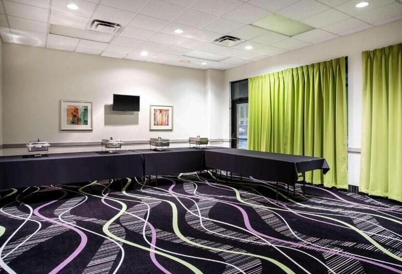 فندق La Quinta Inn By Wyndham Davenport & Conference Center