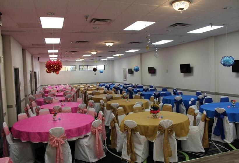 فندق La Quinta Inn By Wyndham Davenport & Conference Center