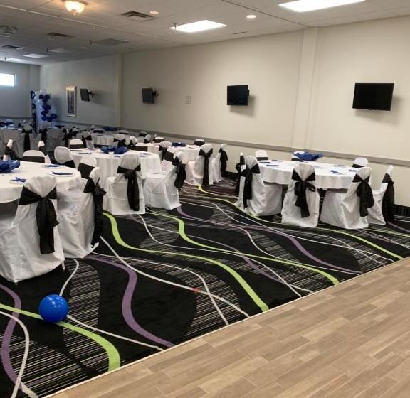 فندق La Quinta Inn By Wyndham Davenport & Conference Center