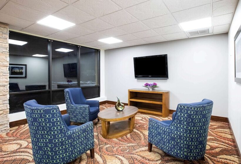 فندق La Quinta Inn By Wyndham Davenport & Conference Center