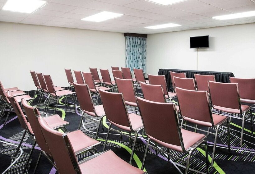 فندق La Quinta Inn By Wyndham Davenport & Conference Center