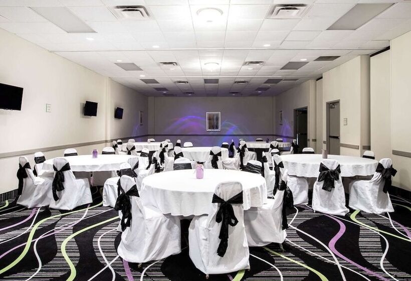 فندق La Quinta Inn By Wyndham Davenport & Conference Center