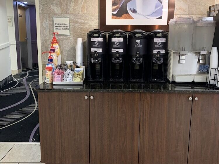 فندق La Quinta Inn By Wyndham Davenport & Conference Center