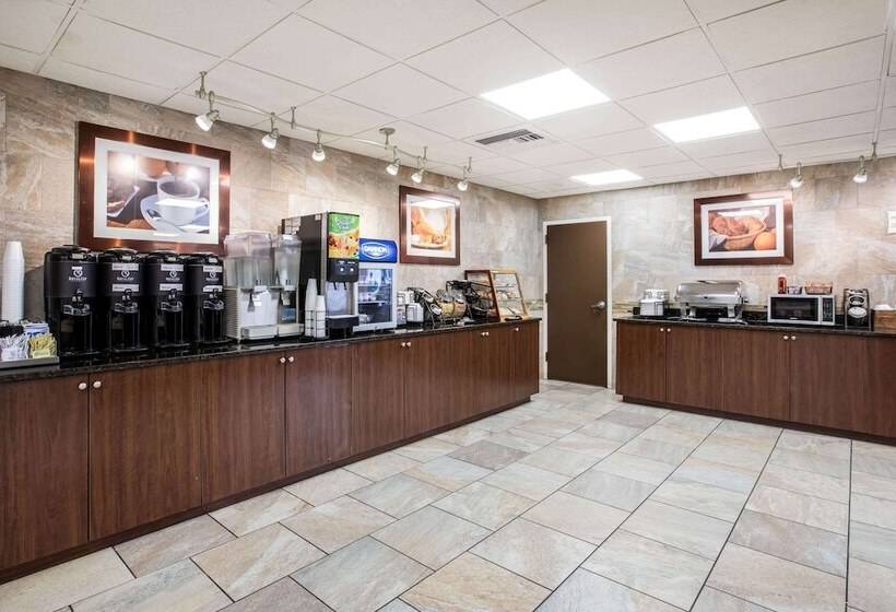 فندق La Quinta Inn By Wyndham Davenport & Conference Center