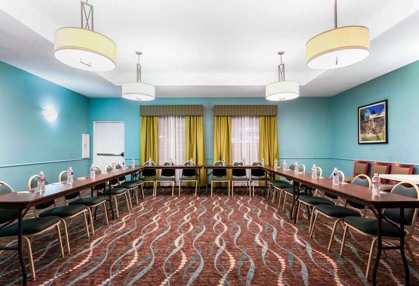 Отель La Quinta By Wyndham Kerrville