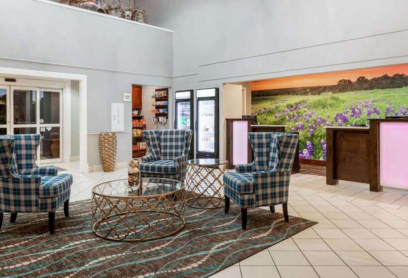 Отель La Quinta By Wyndham Kerrville