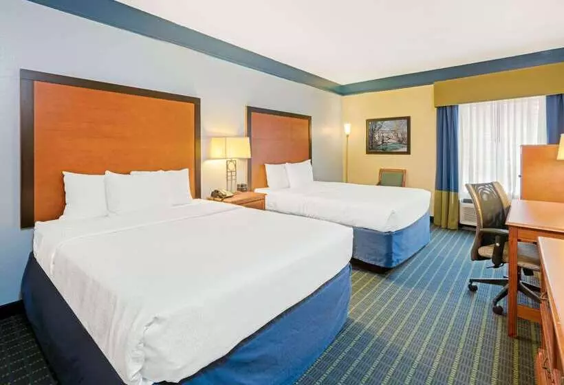 호텔 La Quinta By Wyndham Shawnee