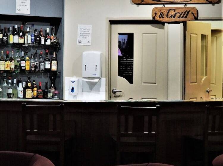 Отель Pittsworth Motor Inn