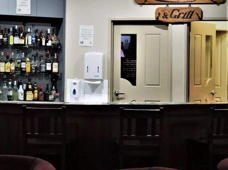 Отель Pittsworth Motor Inn