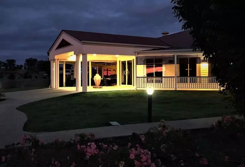 Отель Pittsworth Motor Inn