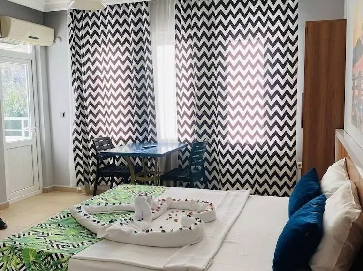 Cleopatra Icaria Apart