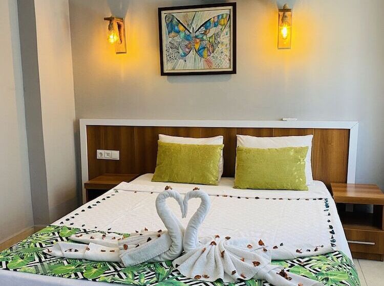 Cleopatra Icaria Apart