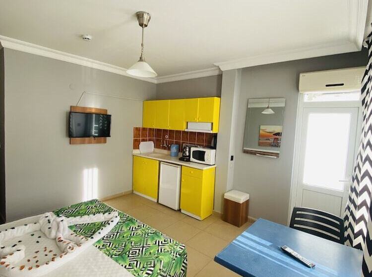 Cleopatra Icaria Apart