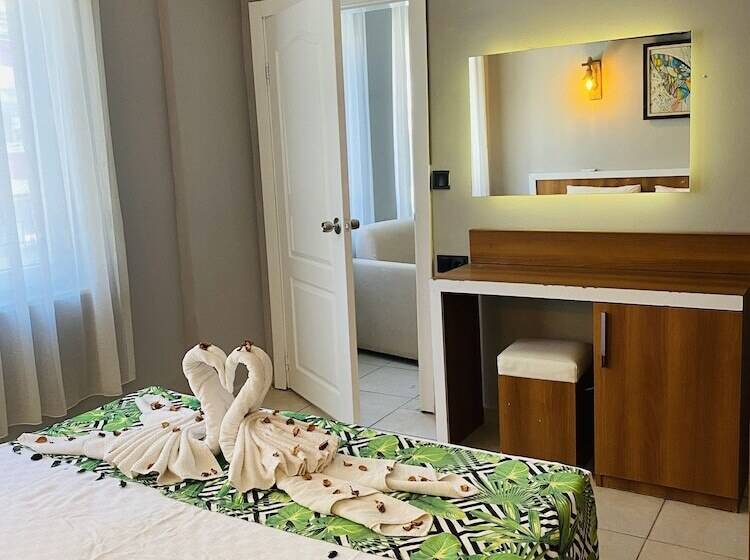 Cleopatra Icaria Apart