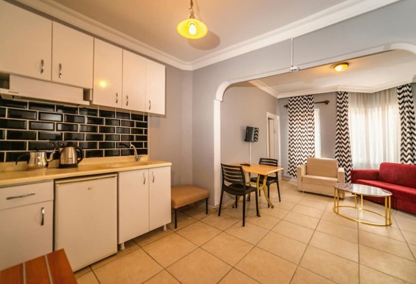 Cleopatra Icaria Apart