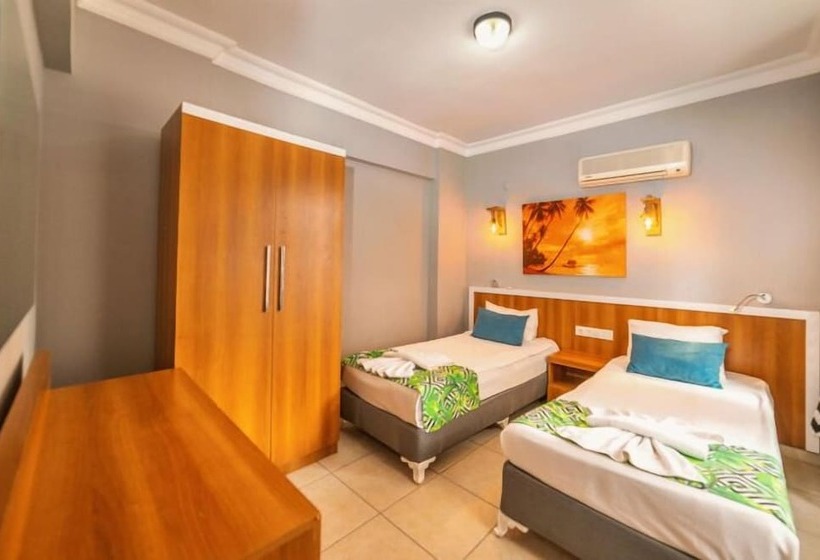 Cleopatra Icaria Apart