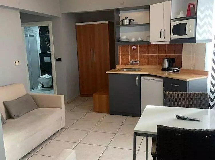 Cleopatra Icaria Apart