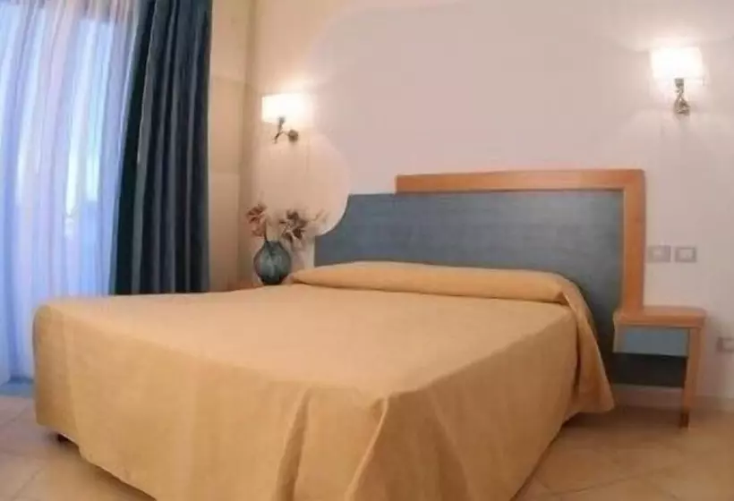 Отель Club Cala Longa