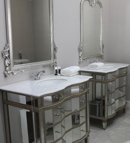 Отель The Kingsman Boutique