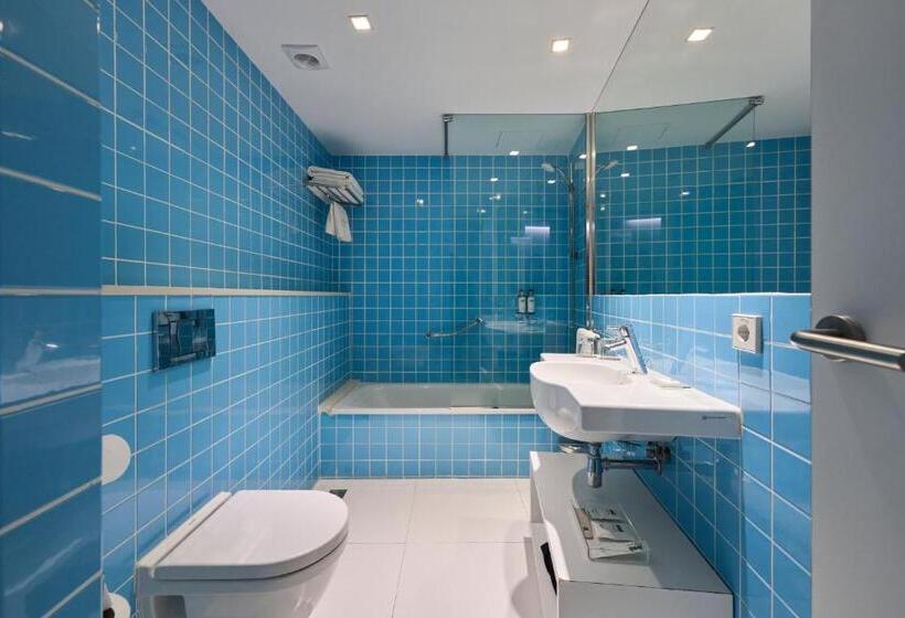 هتل Catalonia Avinyo