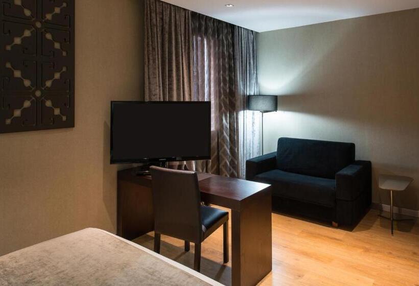 هتل Catalonia Avinyo