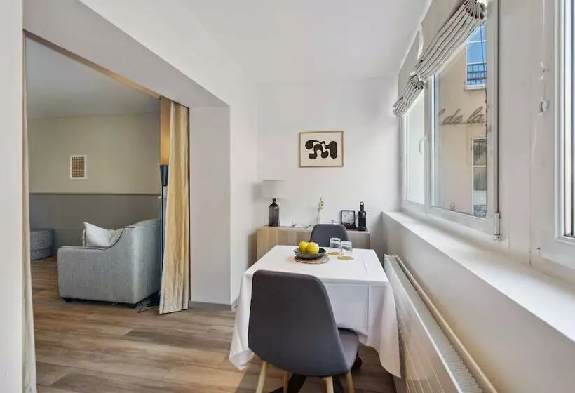 Отель Hôtel De La Couronne