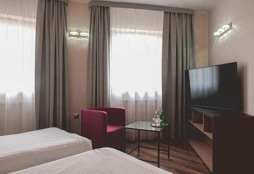 בית מלון כפרי Major Budget