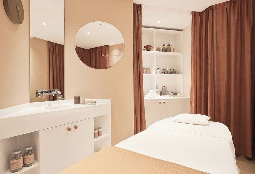 هتل Grand Hôtel Du Palais Royal