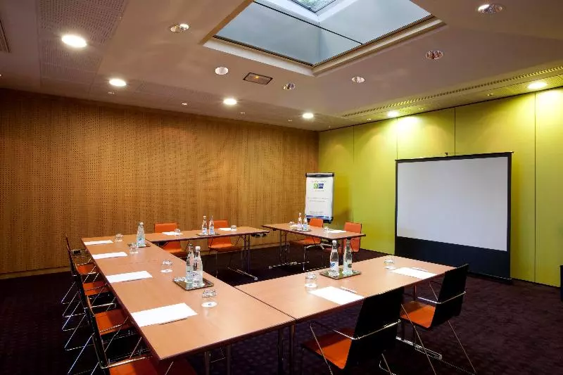 هتل Holiday Inn Express Paris Canal De La Villette, An Ihg