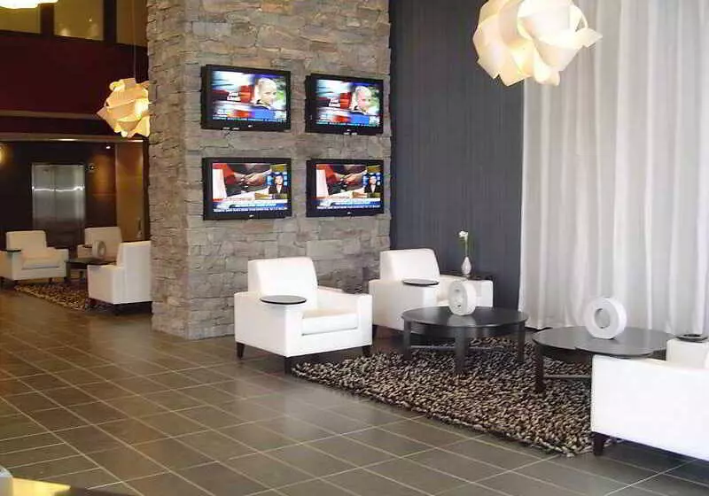 ホテル Sandman Signature Toronto Airport