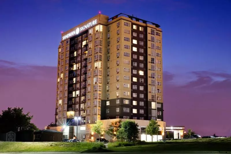 ホテル Sandman Signature Toronto Airport