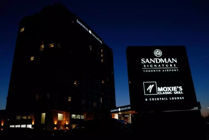ホテル Sandman Signature Toronto Airport